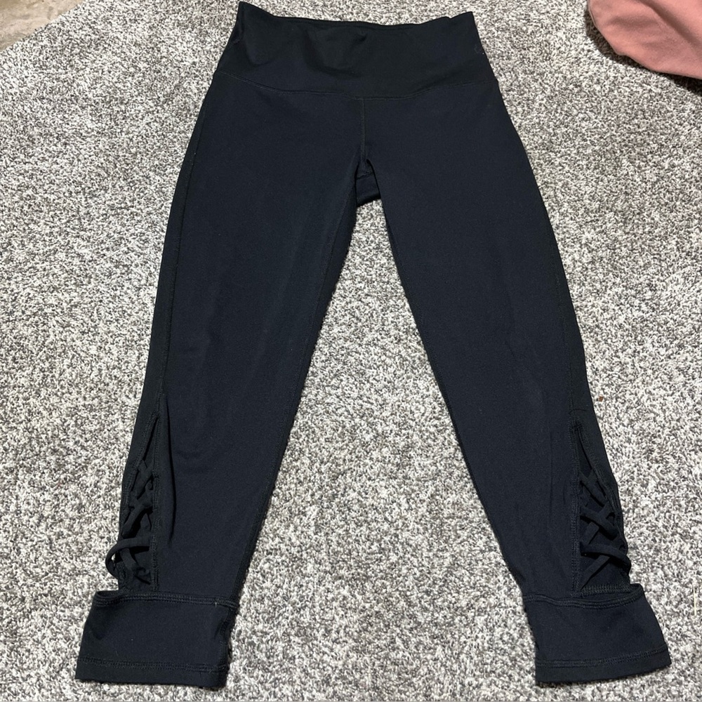 GAIAM Yoga Capris, with Cut -out Detail, Black Sz S